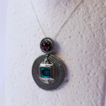 Ασημένιο μεταγιόν με γρανάδα & paua shell.