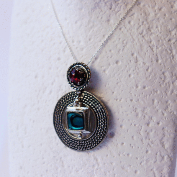 Ασημένιο μεταγιόν με γρανάδα & paua shell.