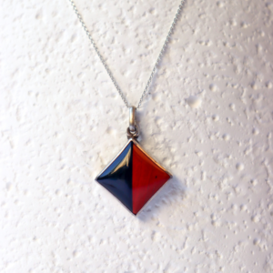 Ασημένιο μεταγιόν σε σχήμα ρόμβου