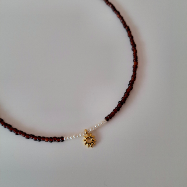 καφέ κολιέ με πέρλες και επιχρυσωμένο στοιχείο