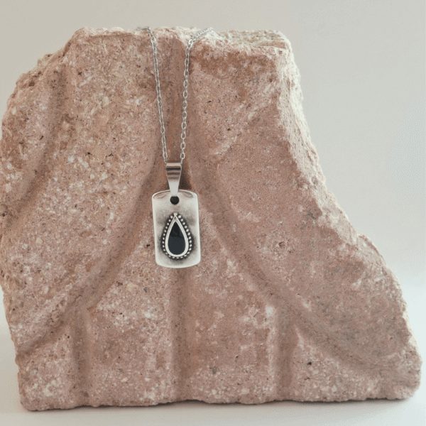 Ορθογώνιο επάργυρο κολιέ με σχήμα δάκρυ στο κέντρο με μαύρο σμάλτο