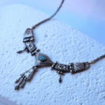 Ασημένιο σκαλιστό κολιέ με ημιπολύτιμη πέτρα και κρεμαστές λεπτομέρειες