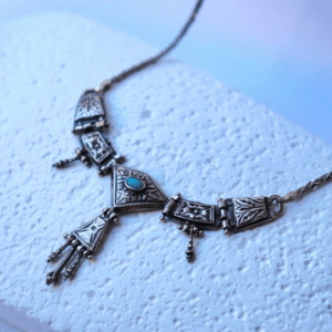 Ασημένιο σκαλιστό κολιέ με ημιπολύτιμη πέτρα και κρεμαστές λεπτομέρειες