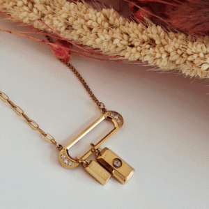 Κομψό κολιέ με ζιργκόν και charms που κρέμονται και χαρίζουν κίνηση