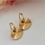 Ατσάλινα σκουλαρίκια με μικρό κρίκο και στρογγυλό δίσκο με ακτινωτή υφή