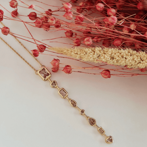 Ατσάλινο χρυσό μακρύ κολιέ με γεωμετρικά στοιχεία και κρύσταλλα σε ροζ απόχρωση, κατάλληλο και για ειδικές περιστάσεις (γάμους, βαπτίσεις)