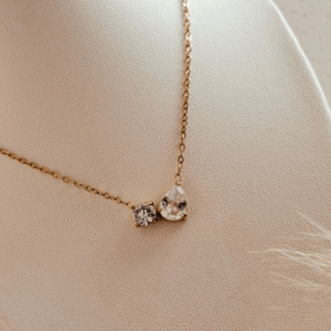 Ατσάλινο κολιέ με λεπτή χρυσή αλυσίδα και minimal σχεδιασμό