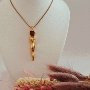 Επιχρυσωμένο κολιέ σε λιτή γραμμή με σμάλτο καφέ που θυμίζει αφαιρετική ανθρώπινη φιγούρα