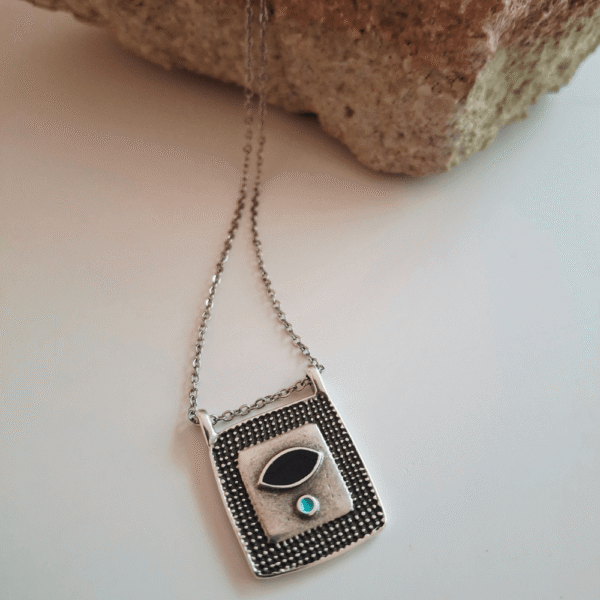 Τετράγωνο επάργυρο κολιέ με σμάλτο και σχήμα ματάκι