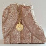 Στρογγυλό κολιέ με ανάγλυφο μοτίβο εμπνευσμένο από παραδοσιακά ελληνικά σχέδια