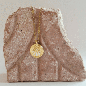 Στρογγυλό κολιέ με ανάγλυφο μοτίβο εμπνευσμένο από παραδοσιακά ελληνικά σχέδια