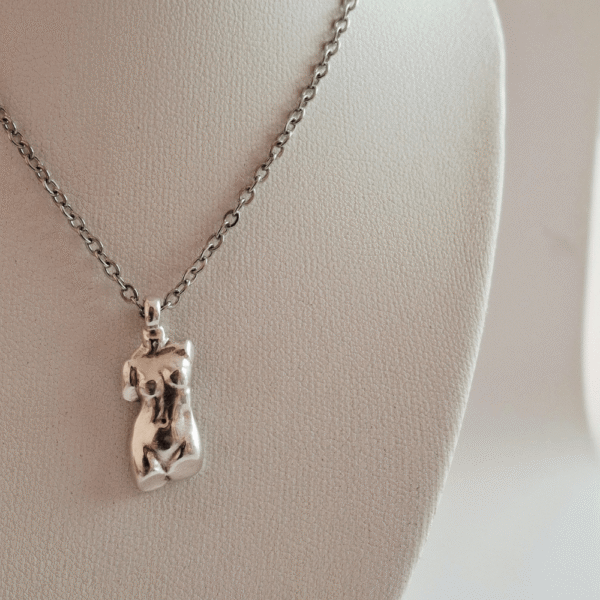 Επάργυρο κολιέ με γυαλιστερό φινίρισμα και αλυσίδα από ατσάλι