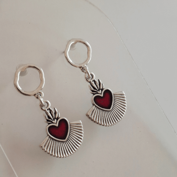 Επάργυρα κρεμαστά σκουλαρίκια με καρδιές