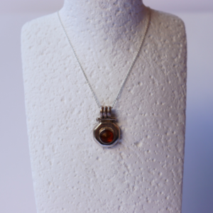 Χειροποίητο ασημένιο, διαχρονικό μεταγιόν με ημιπολύτιμη πέτρα στο κέντρο και αλυσίδα 45cm