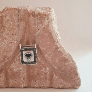 Τετράγωνο επάργυρο κολιέ με σμάλτο και σχήμα ματάκι