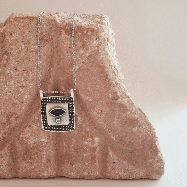 Τετράγωνο επάργυρο κολιέ με σμάλτο και σχήμα ματάκι