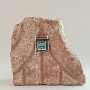 Γεωμετρικό τετράγωνο κολιέ με ανάγλυφη υφή και σμάλτο στο πλαίσιο