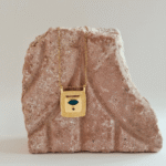 Γεωμετρικό επιχρυσωμένο κολιέ με τετράγωνο στοιχείο και ανάγλυφη υφή