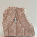 Διακριτικό επάργυρο κολιέ εμπνευσμένο από τα χρώματα της ελληνικής θάλασσας