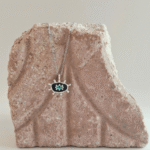 Kολιέ με μαύρη βάση και τιρκουάζ λεπτομέρεια, εμπνευσμένο από το σύμβολο του ματιού