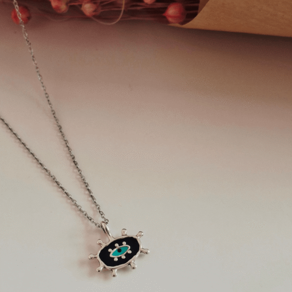 Kολιέ με μαύρη βάση και τιρκουάζ λεπτομέρεια, εμπνευσμένο από το σύμβολο του ματιού